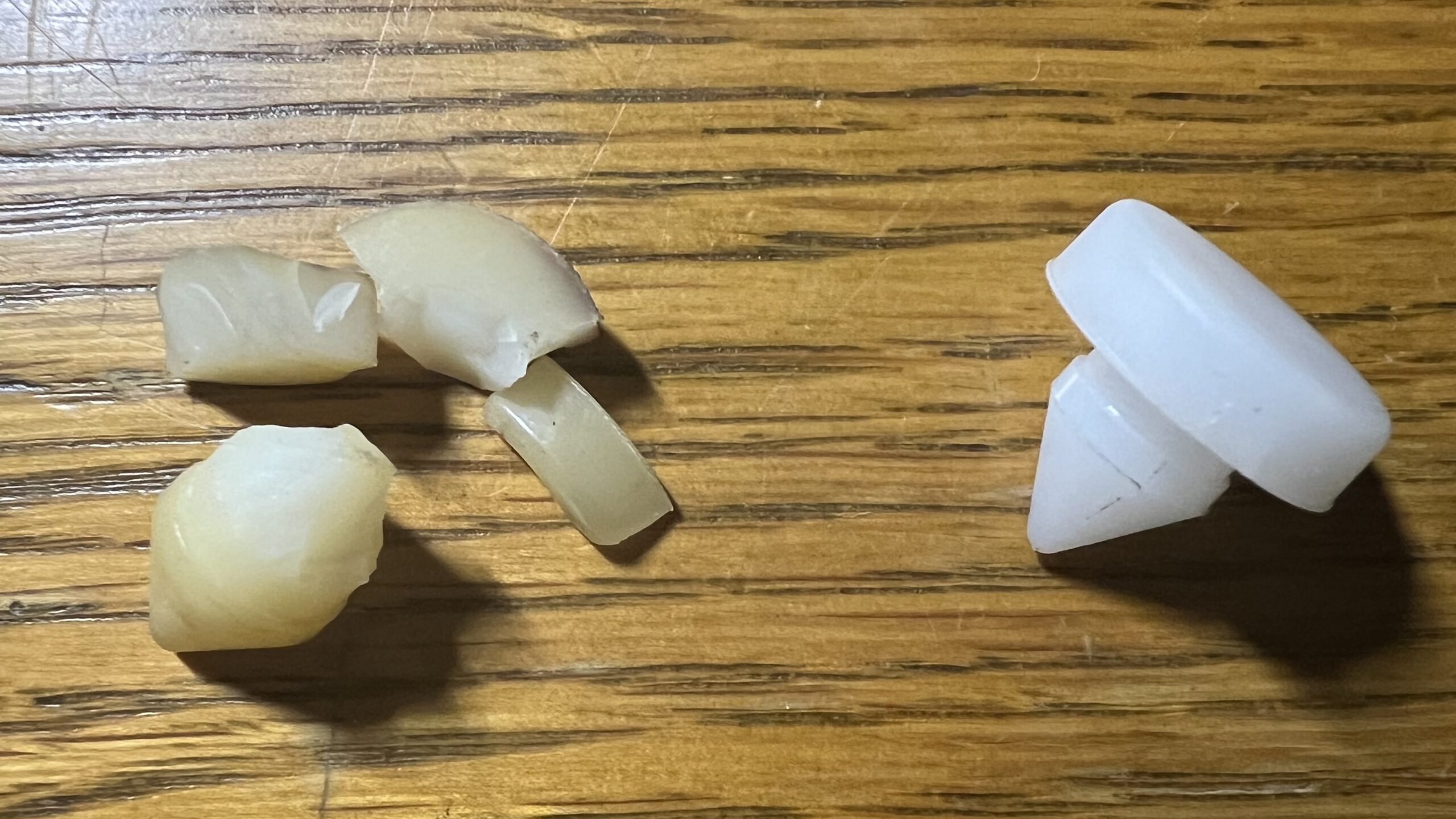 フロアマットにプラスチックの破片があったらご注意！【どの車にも